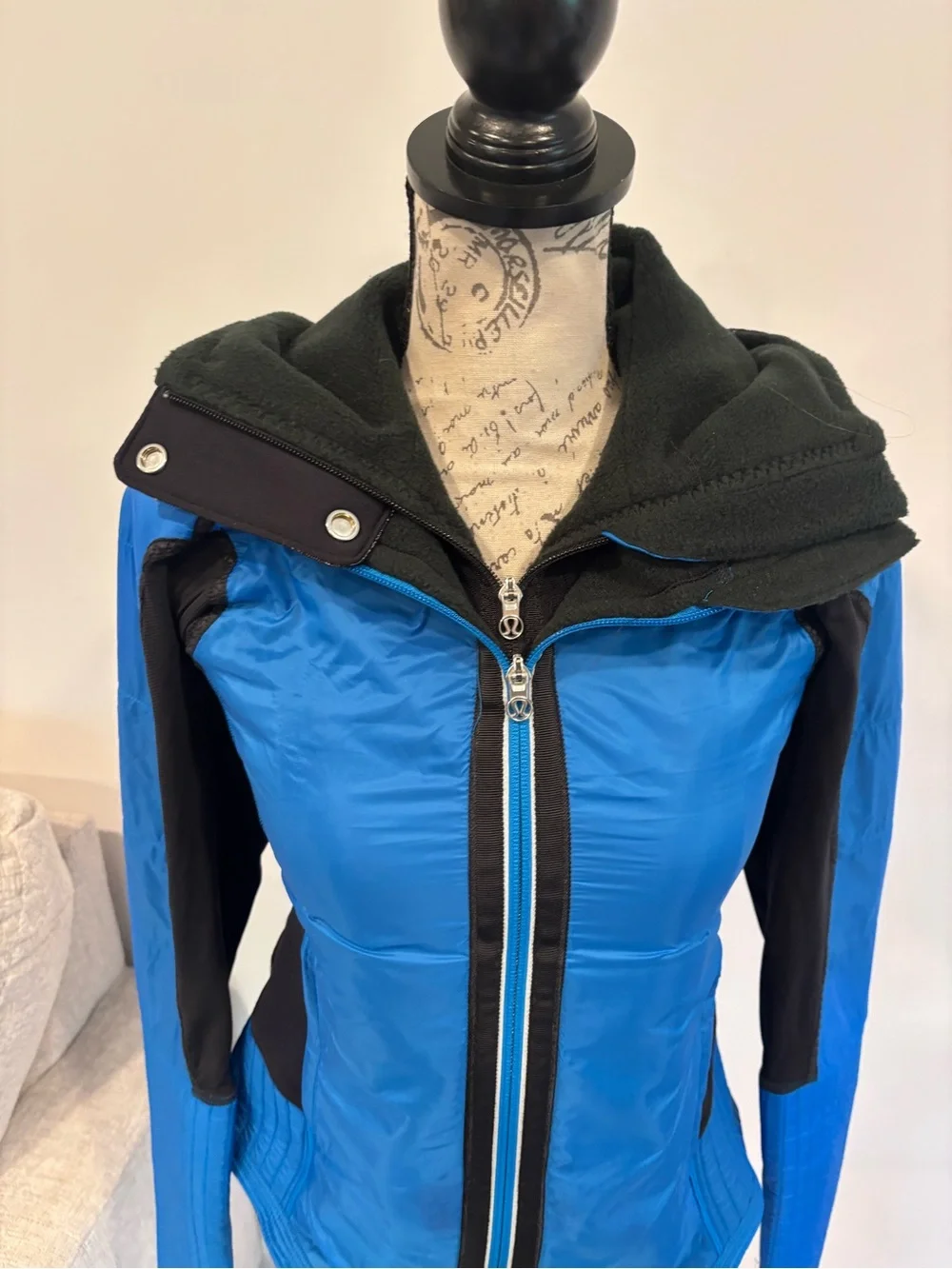 Lululemon Run: Bundle Up Jacket in the Black / Beaming Blue colorway size 6